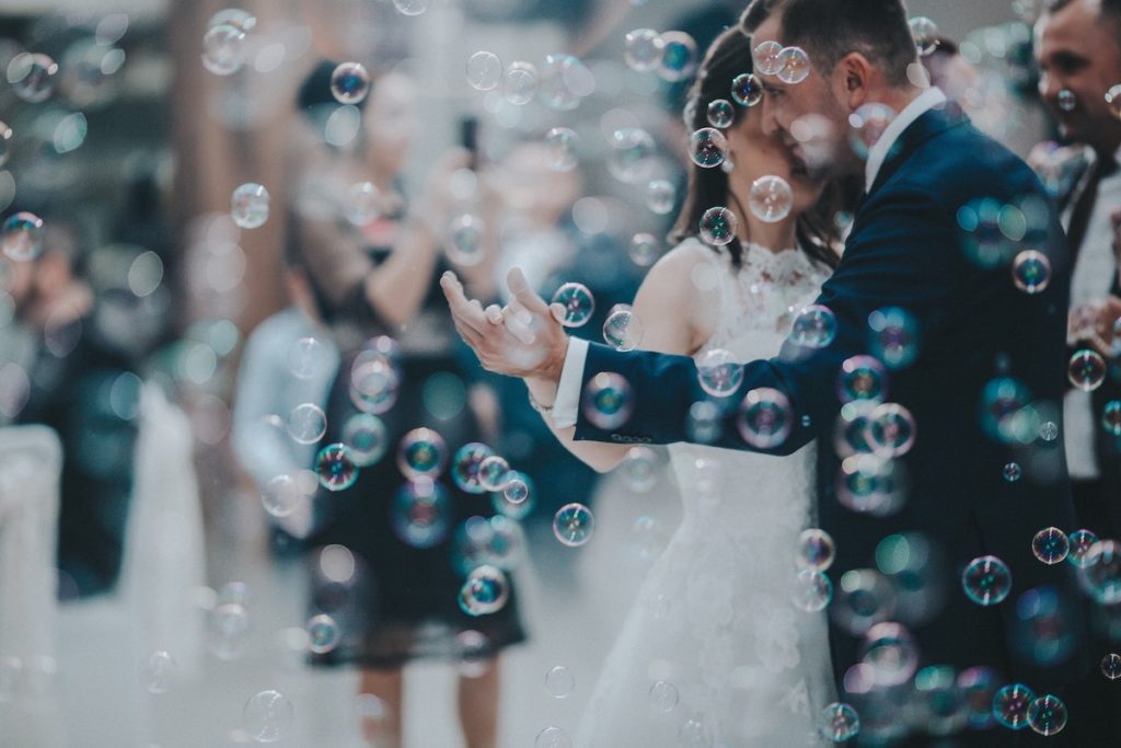 wedding-dance-with-bubbles